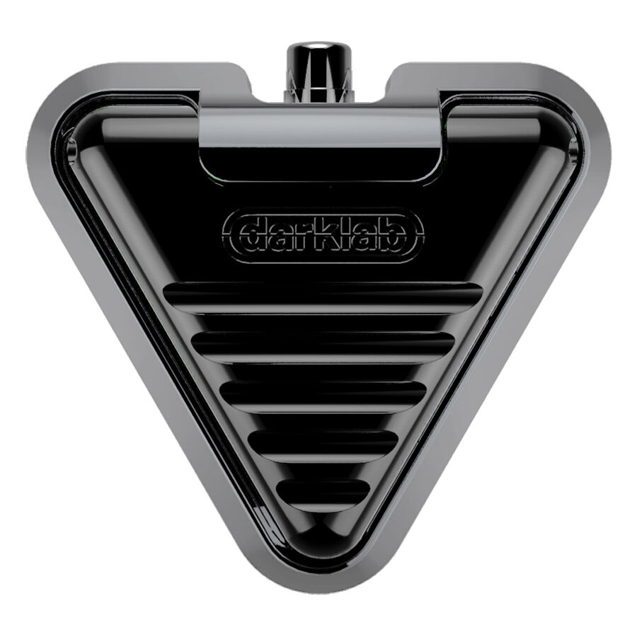 Pedal de pie triangular negro y gris de aluminio sobre fondo blanco
