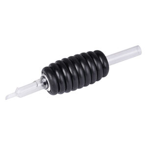 Schwarzer Soft Knurled Rubber Diamond Tube, 11 Nadeln Schwarzes Hartgummi-Diamond-Tube mit 11 Nadeln auf weißem Hintergrund