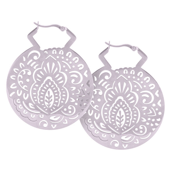 Zwei silberne Hoops mit Mehndi-Muster auf weißem Hintergrund