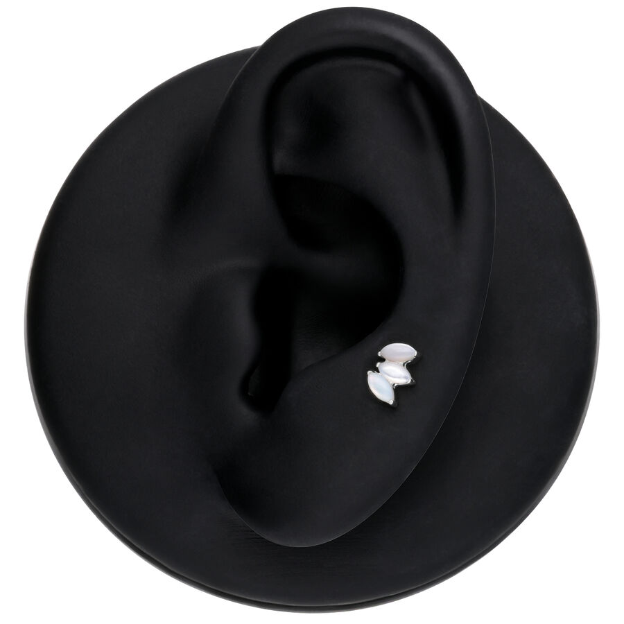 Accessorio Lotus in argento con pietra di luna su modello di orecchio nero