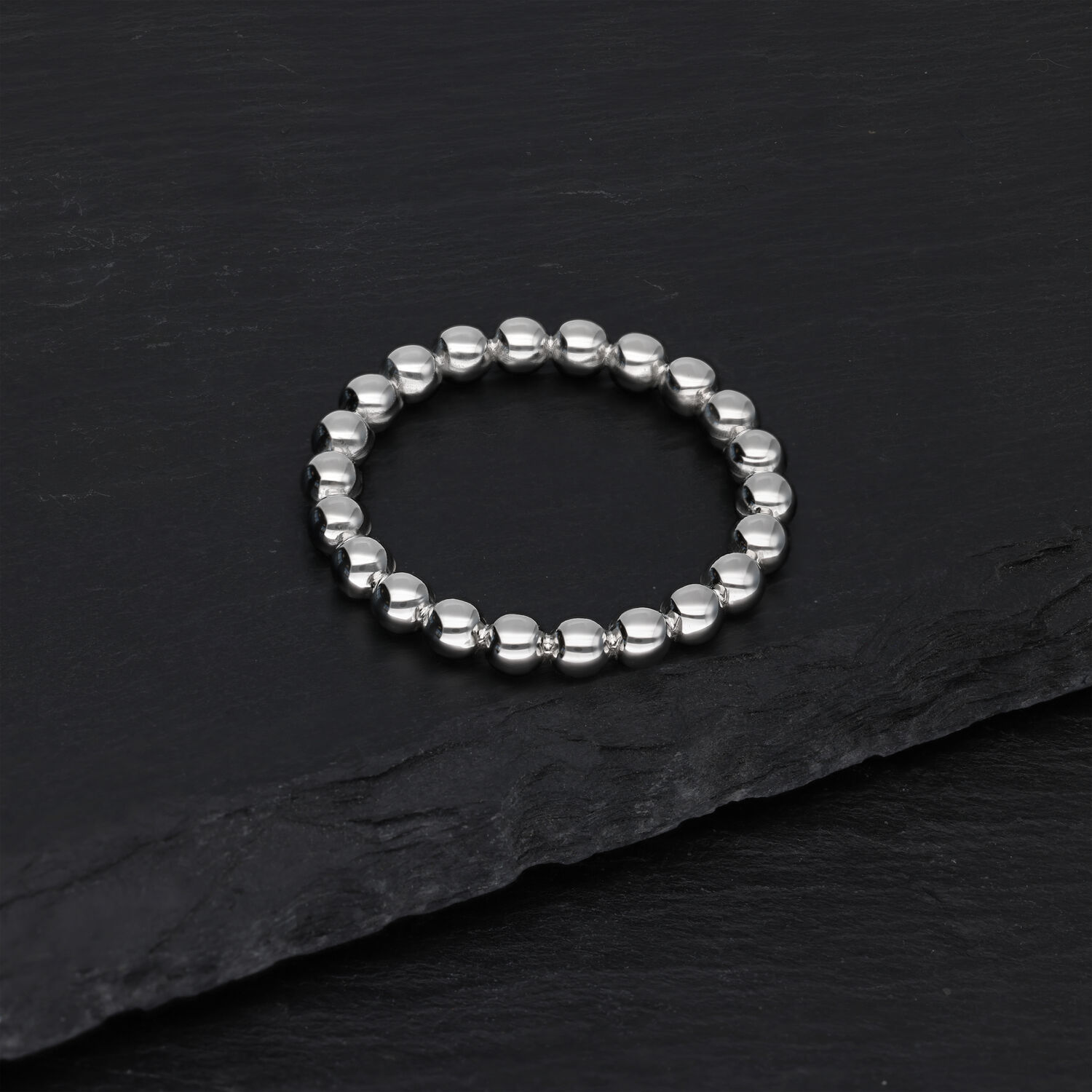 Silberner Bubble Ring auf schwarzem Hintergrund liegend