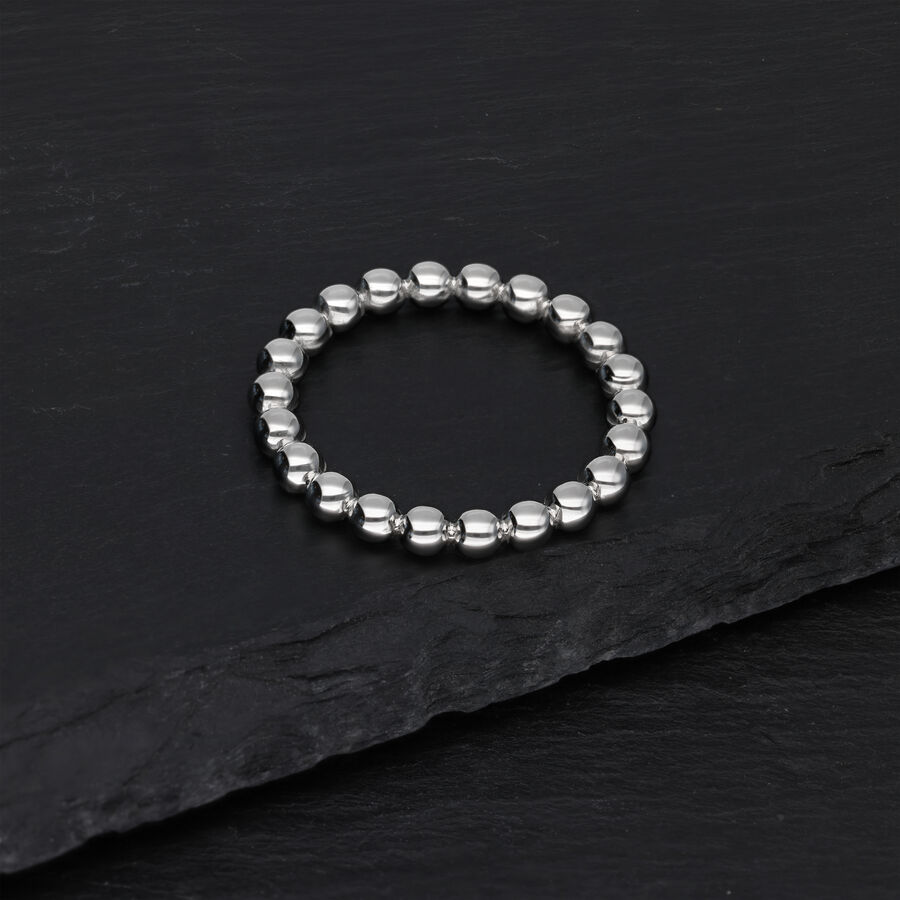 Silberner Bubble Ring auf schwarzem Hintergrund liegend