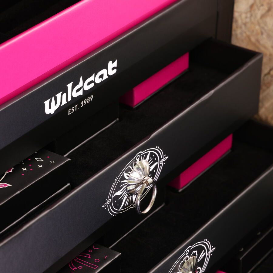 Primo piano del Calendario dell'Avvento Wildcat 2026 con confezione nera e rosa, gioiello in un cassetto.