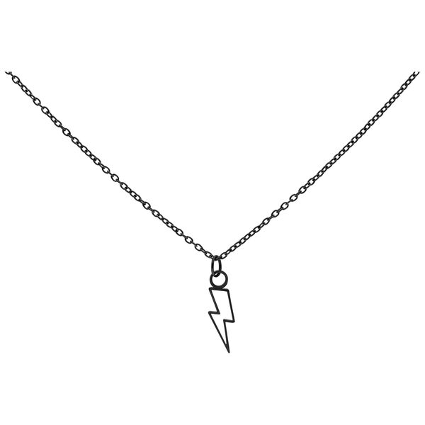 Collana nera con ciondolo a fulmine su sfondo bianco