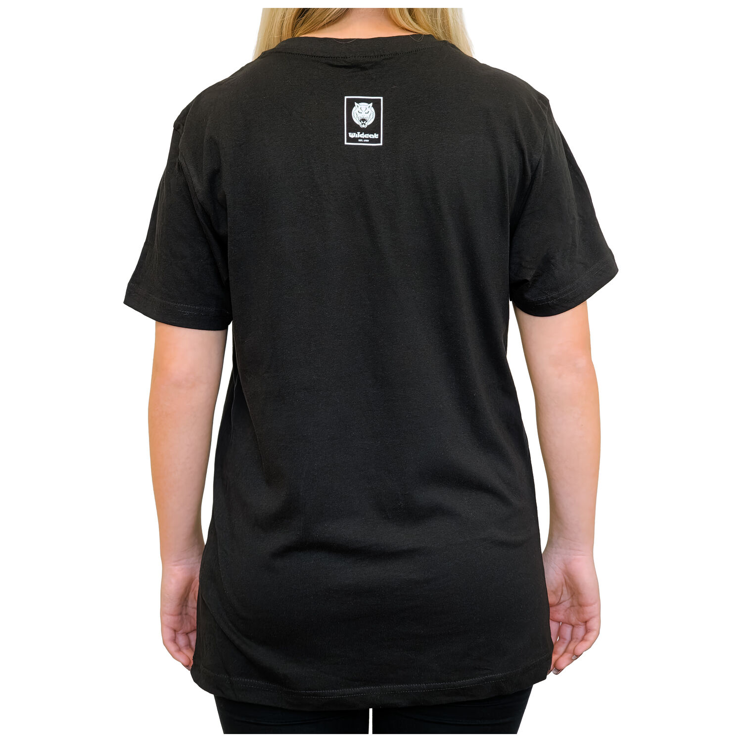 Schwarzes Wildcat T-Shirt mit Logoprint Schwarzes T-Shirt von Wildcat mit Logoprint auf dem Rücken, auf weißem Hintergrund