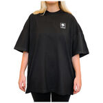 Camiseta negra Oversized de cuello alto de algodón sobre fondo blanco