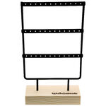 Schwarzes Metall-Display mit Holzsockel für Little Hoops, auf weißem Hintergrund