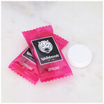 Zwei pinke Wildcat Zitronen-Dextrosetabletten auf Marmorhintergrund