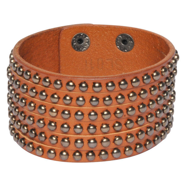 Pulsera ancha de cuero color cognac con varias filas de tachuelas sobre fondo blanco