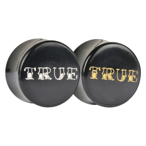 Zwei schwarze Hornplugs mit 'TRUE' Schriftzug in Gold und Platin auf weißem Hintergrund