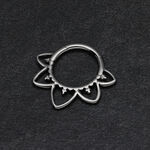Clicker de septum negro en forma de flor sobre fondo oscuro