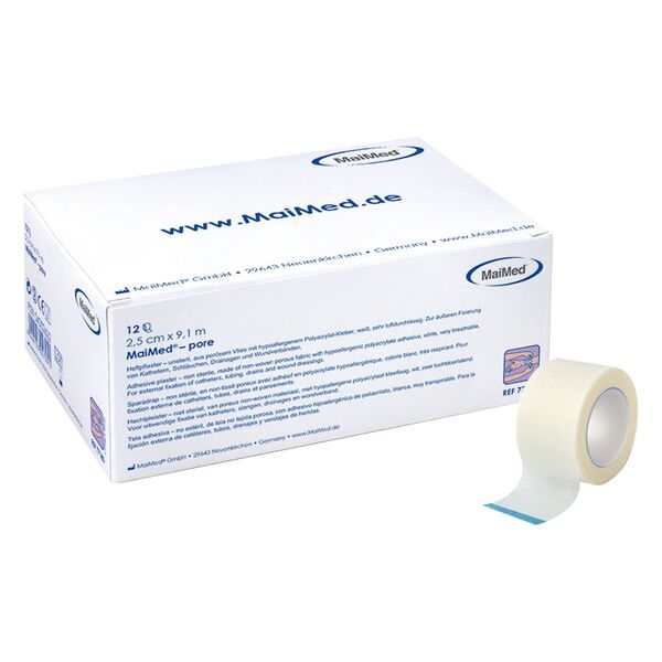Rollo blanco de cinta MaiMed® frente al empaque sobre fondo blanco