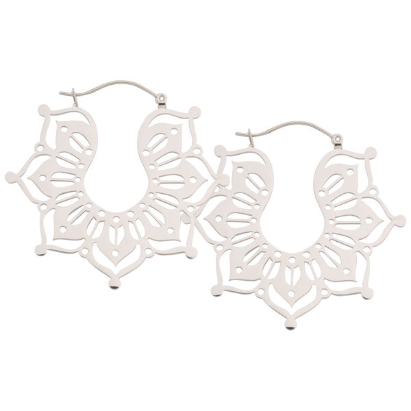 Dos pendientes de acero inoxidable blancos y delicados sobre fondo blanco