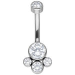Silbernes Bauchnabelpiercing aus Titan mit klaren Kristallen auf weißem Hintergrund