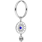 Orecchino a cerchio in argento con cristallo blu e motivo solare su sfondo bianco