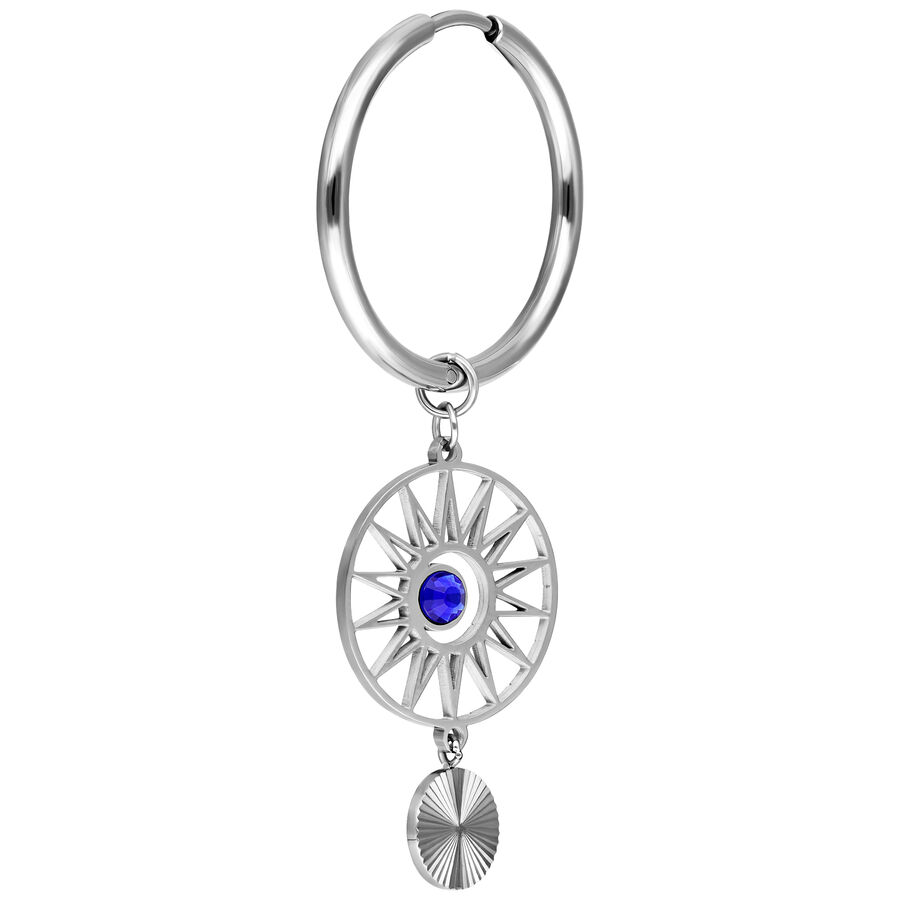 Orecchino a cerchio in argento con cristallo blu e motivo solare su sfondo bianco