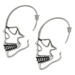 Dos pendientes de calavera plateados de acero quirúrgico 316L sobre fondo blanco