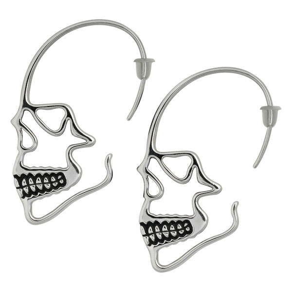 Dos pendientes de calavera plateados de acero quirúrgico 316L sobre fondo blanco