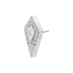 Accessorio argento con pietre cristalline su sfondo bianco