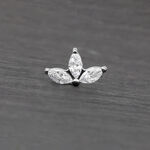 Silberner Crystal Lotus Aufsatz mit klaren Kristallen auf grauem Hintergrund