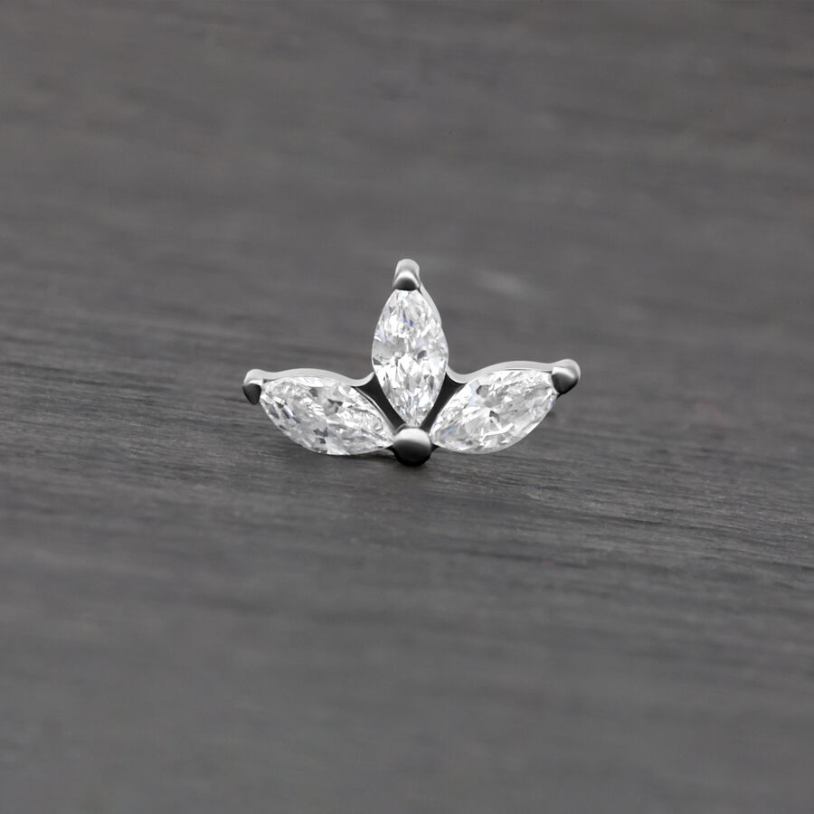 Silberner Crystal Lotus Aufsatz mit klaren Kristallen auf grauem Hintergrund