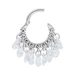 Anello piercing argento con ciondoli di cristallo scintillanti su sfondo bianco