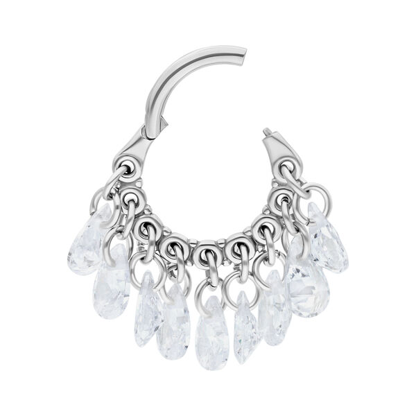 Anello piercing argento con ciondoli di cristallo scintillanti su sfondo bianco