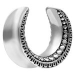 Ear Saddle Maori in argento, 8,0 mm, con motivo decorativo su sfondo bianco