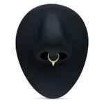 Cone Hinged Ring dorado en piercing de nariz sobre fondo negro