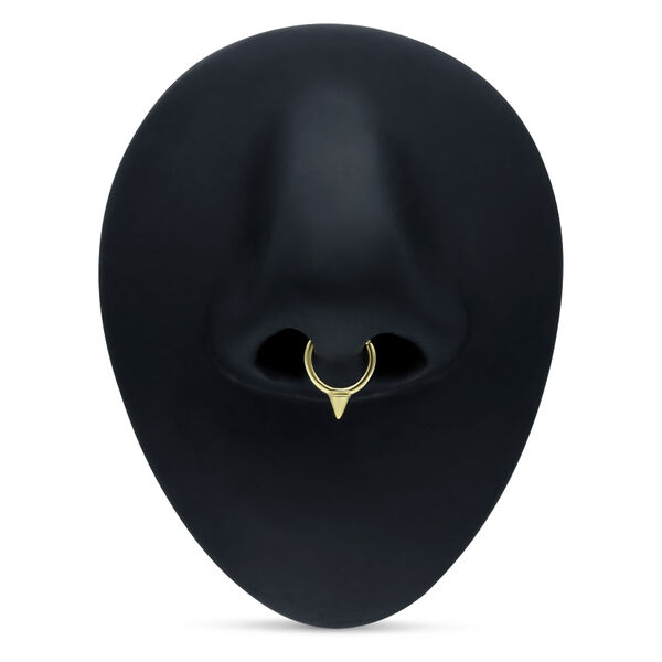 Cone Hinged Ring dorado en piercing de nariz sobre fondo negro