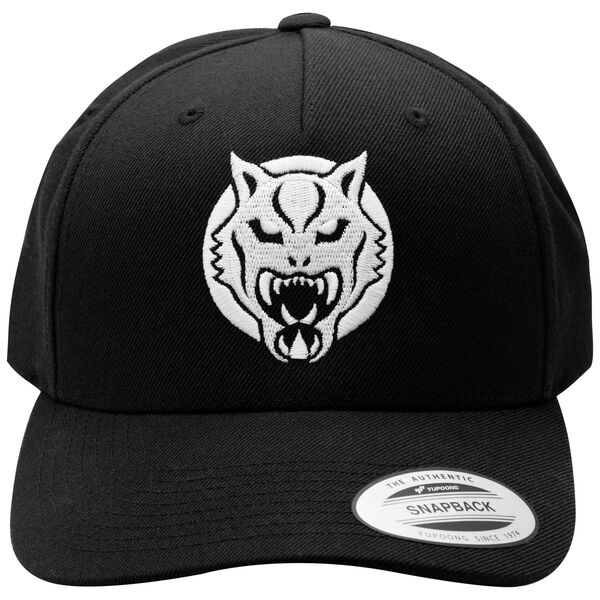 Musta Snapback-lippis Wildcat-logolla valkoisella taustalla