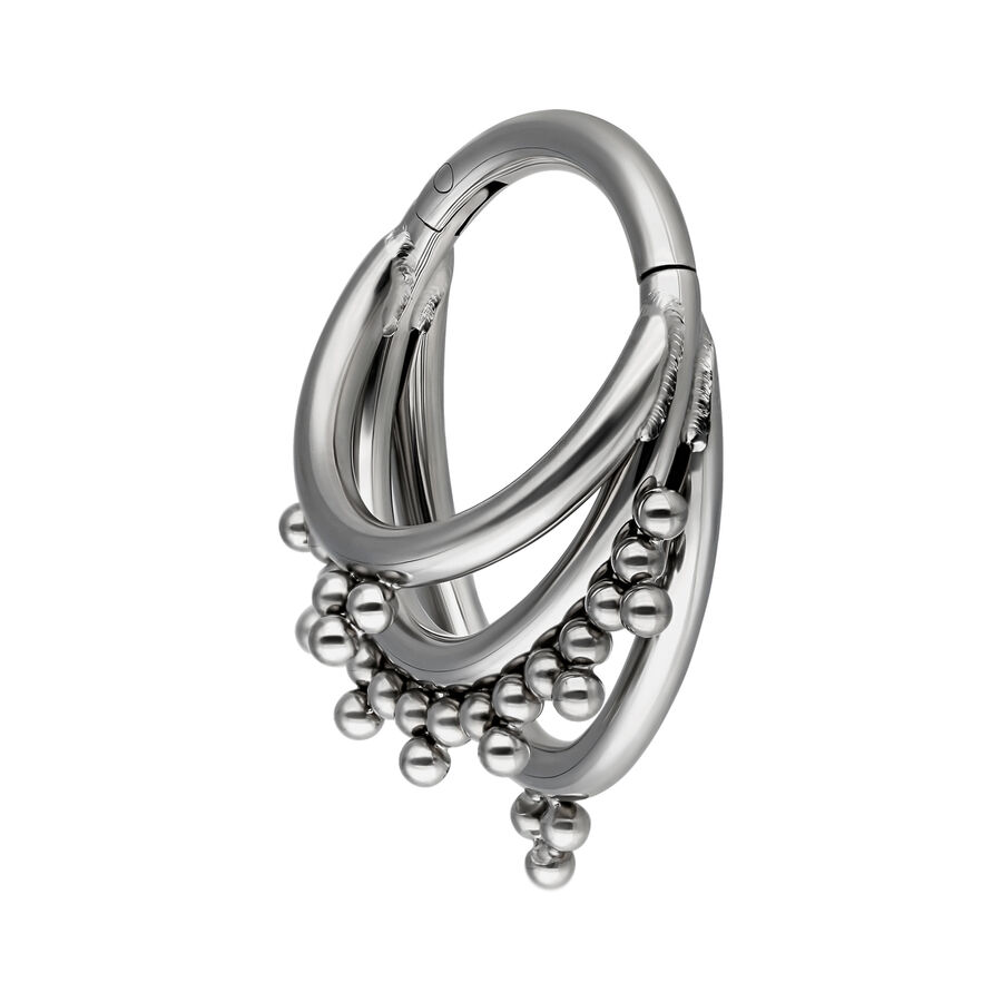 Anillo de piercing plateado con tres aros curvados y bolas sobre fondo blanco
