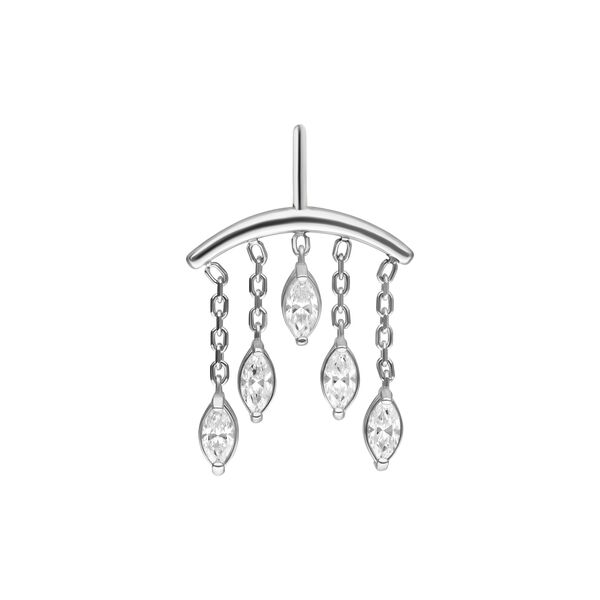 Hopeinen piercing-koriste, jossa viisi kirkasta kristallia ketjuissa, valkoisella taustalla