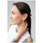 Mujer con cabello largo lleva aros Little Sun Moon plateados