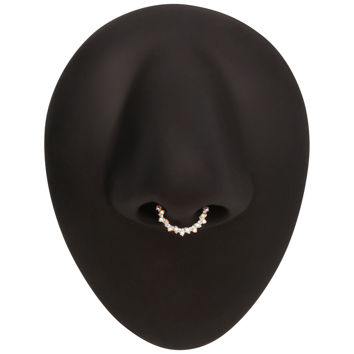 Weißgoldener Septum Clicker mit Aurora Boreale Kristallen auf schwarzem Hintergrund