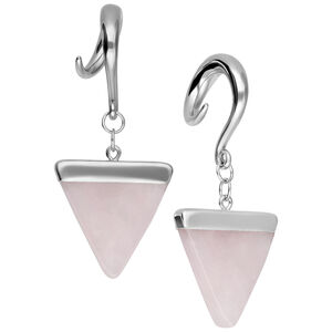 Zwei Rose Triangle Ohrgewichte aus silbernem Chirurgenstahl mit rosafarbenem Dreieck auf weißem Hintergrund