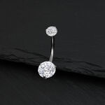 Piercing all'ombelico in argento con cristallo chiaro su sfondo nero