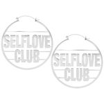 Orecchini argentati con scritta 'Selflove Club' su sfondo bianco