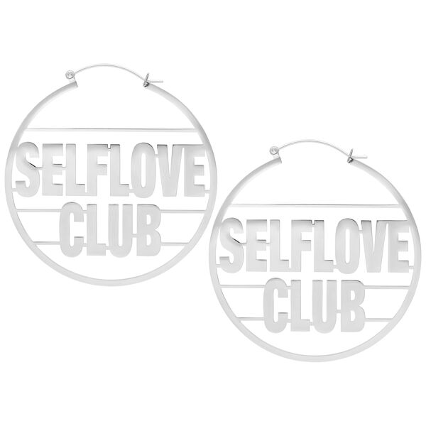 Pendientes plateados con la inscripción 'Selflove Club' sobre fondo blanco