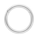 Glänzender 14K Weißgold-Piercingring auf weißem Hintergrund