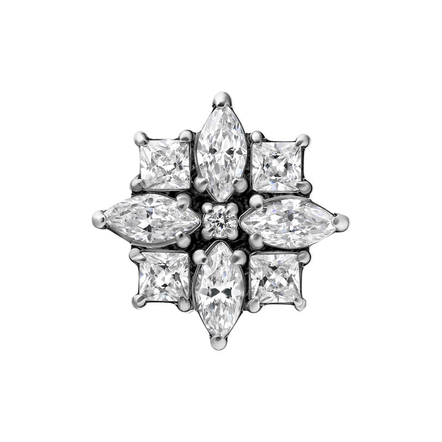 Accessorio in titanio argento con zirconi scintillanti su sfondo bianco