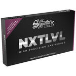Scatola nera con scritta argento 'NXT LVL' su sfondo bianco