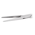 Pinza arteriosa dritta in acciaio inox su sfondo bianco