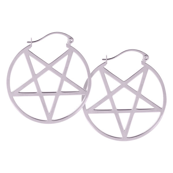 Pendientes de pentagrama de color plata hechos de acero quirúrgico sobre fondo blanco