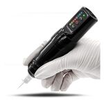 Máquina de tatuaje FK Irons Microbeau Flux S negra en mano, guantes blancos