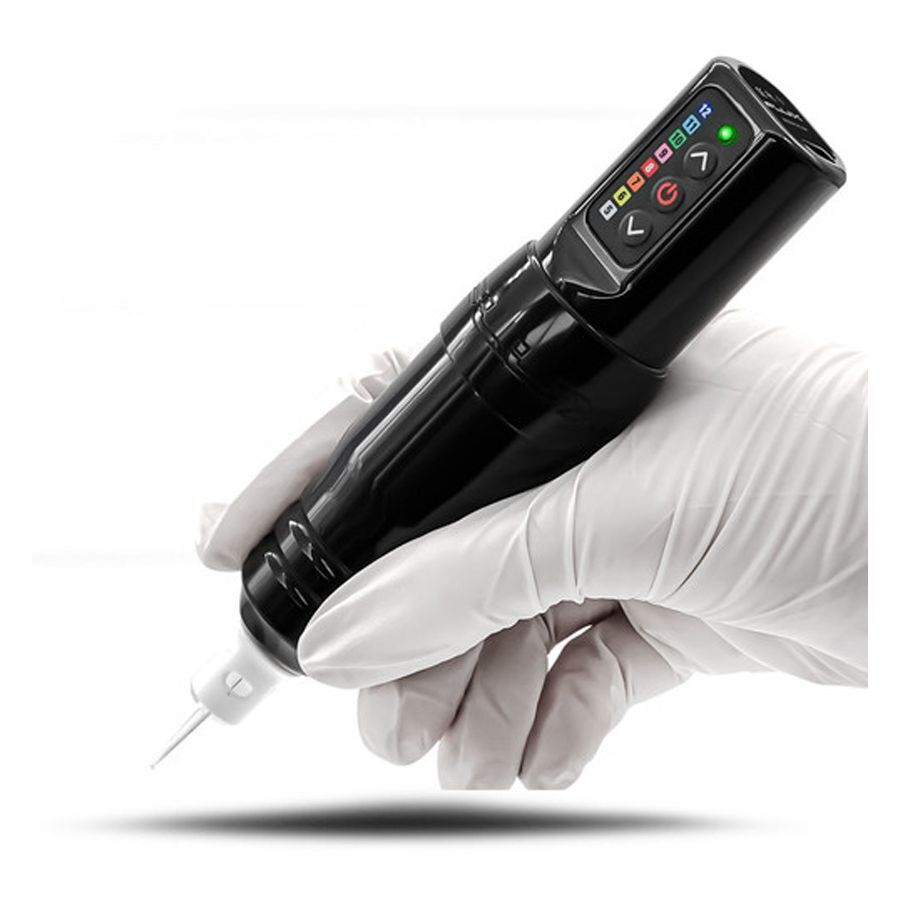 Máquina de tatuaje FK Irons Microbeau Flux S negra en mano, guantes blancos