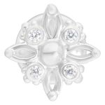 Labret in argento con pietre cristalline su sfondo bianco