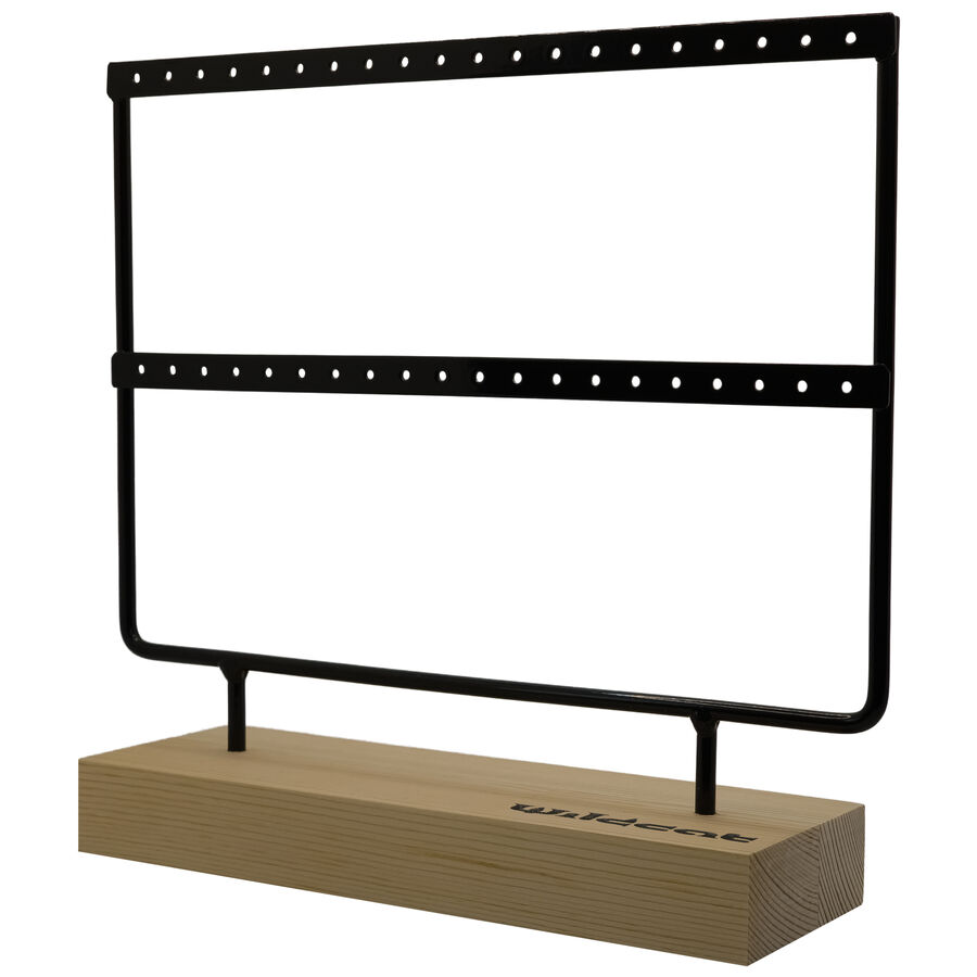 Espositore nero per orecchini su base in legno su sfondo bianco