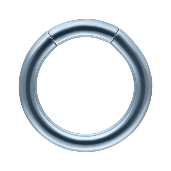 Hellblauer Titan Segmentring mit 1,2 mm Stärke auf weißem Hintergrund