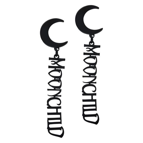 Pendientes negros de acero quirúrgico con diseño de luna y letras sobre fondo blanco